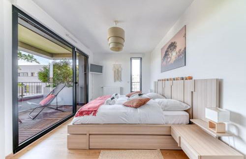 GuestReady - Chic Stay with Jacuzzi and Parking - Photo 11