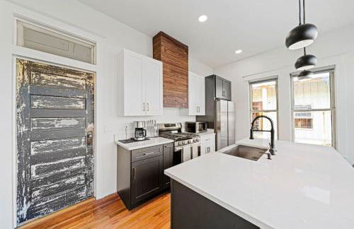 Designer Home, Walk to River - Foto 27