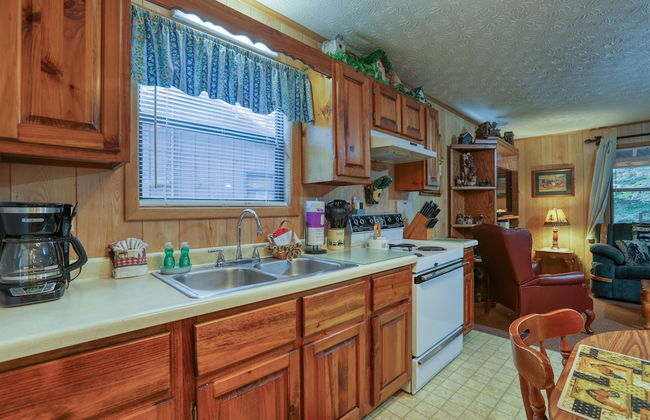 Whispering Creek - 2 Bedrooms, 1 Baths, Sleeps 6 Cabin by RedAwning - Foto 5