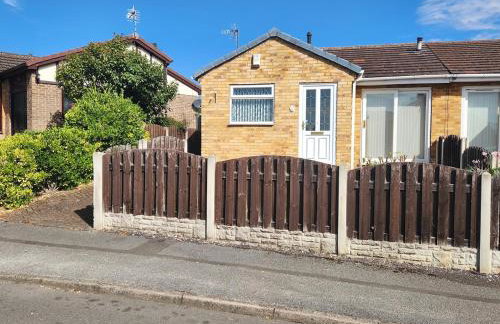 Peaceful 2-Bed Bungalow with Garden & Parking in Bramley Village, Rotherham - Foto 57