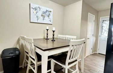 Modern 2BR Stay with Large Parking Pet Friendly - Foto 17