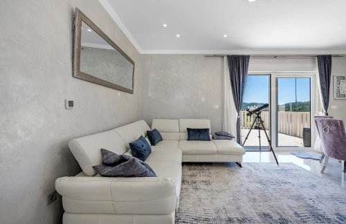 Villa VERONICA with CINEMA PROJECTOR by the HEATED POOL and JACUZZI - Foto 33