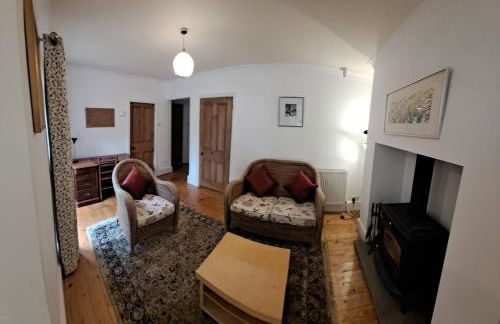 Stunning 3BD Victorian House in Bramhall Village - Photo 13