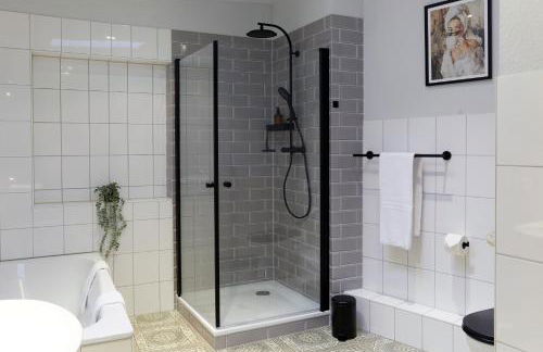 FOUNDRY - Business & Content Loft - 120 qm - Küche - Waschtrockner - Badewanne & Dusche - kostenloser Parkplatz - Smart TV - Foto 3