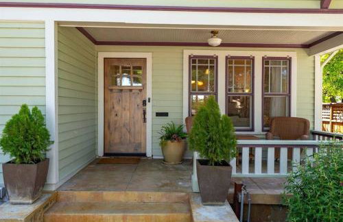 Vine Street Bungalow-Hot Tub, EV, Walk to Town - Photo 22