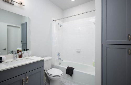 Modern 2BR Getaway-w Parkng, Near Rvrwlk&Conv Ctr - Foto 63