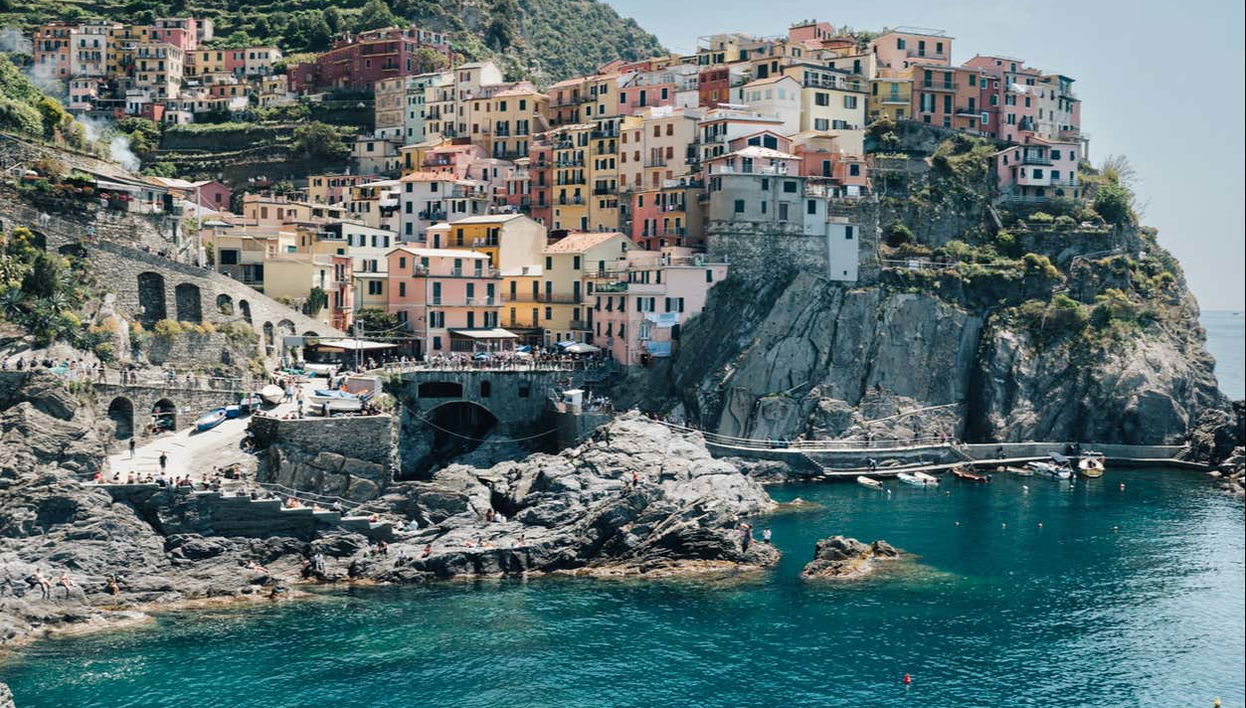 Panoramica delle tipiche case colorate di Manarola