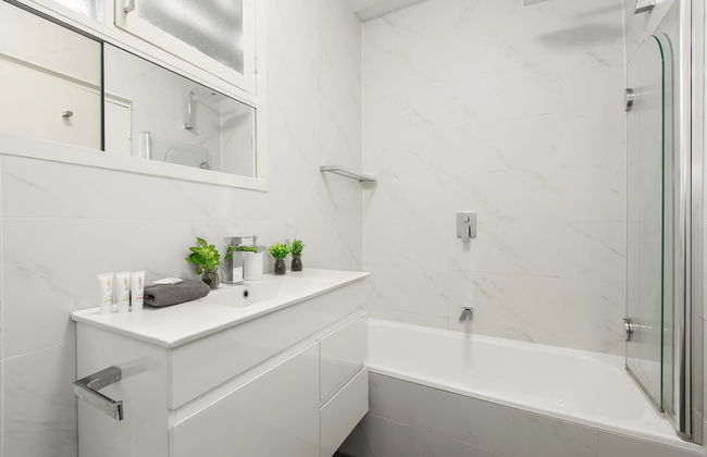 Balcony Retreat Apartment by Ready Set Host - Foto 15