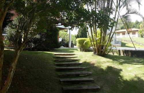 Linda casa em condomínio ecológico de alto padrão a 1h de SP, Terreno de 1500m2 com amplo gramado e piscina, WiFi para Home Office, Área gourmet com churrasqueira, forno de pizza e lareira aconchegante - Foto 9