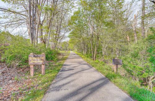 Hike and Fish Marlinton Cabin with Fire Pit and Views! - Foto 37