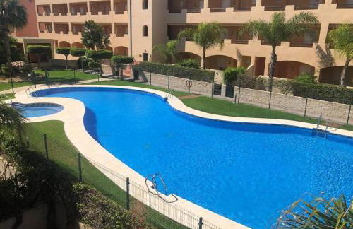 Bajo con jardín a pie de playa y piscina comunitaria con jacuzzi - Foto 8