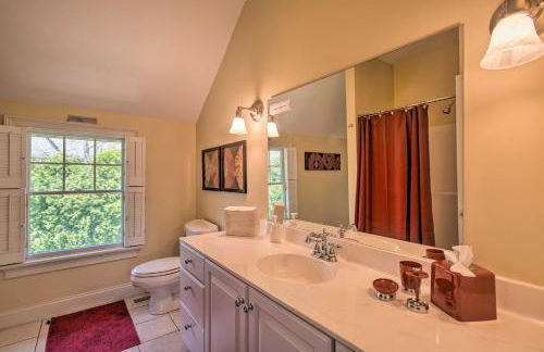 Traditional Marthas Vineyard Home with Porch and Yard - Foto 16