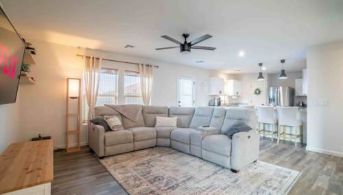 Modern 4BR home in Casa Grande 65 inch TV - Foto 3