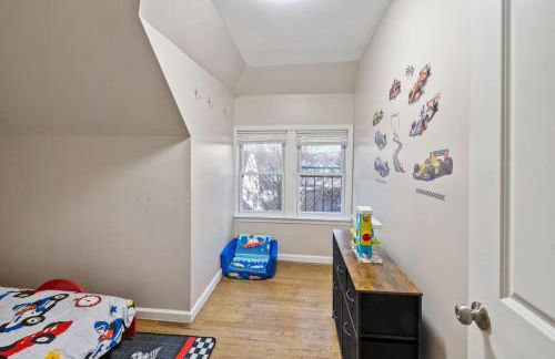 Modern 2BR Near NYC with Free Parking and Workspace - Foto 9