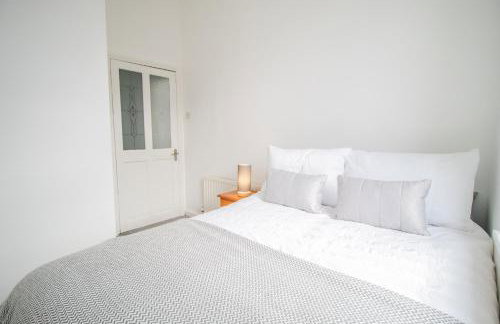 Free Parking, Ideal for Long Term Contractor, etc Stays, Regular Housekeeping Option, 10 min Walk from Beach and Metro 15-20 min Drive to Nissan & Newcastle - Dwellcome Home Ltd 2 DOUBLE Bedroom 3 Bed Apt, Fast WIFI - See our Site for Assurance - Foto 7