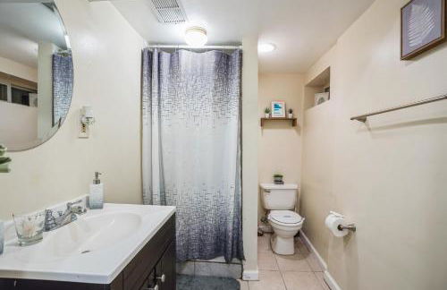 1BR Queen Suite w secure Parking and FiberOptics - Foto 16