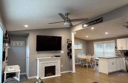 Stylish 3 BR Entire Home NearTown & Beach with Pool Table & King Bed - Foto 1