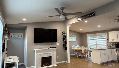 Stylish 3 BR Entire Home NearTown & Beach with Pool Table & King Bed - Foto 1