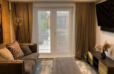 7 bed 3 bath M25 Long term Parking - Foto 6