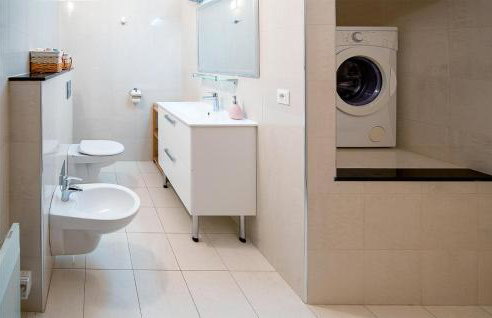 4 Bedroom Beautiful Home In Mravinci - Photo 32