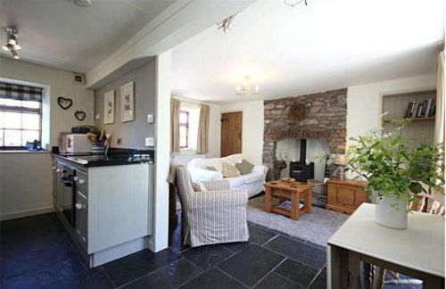 Cosy River Cottage in Brecon with a Fireplace - Photo 3