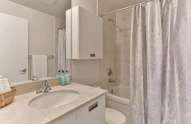 Bright Sub-Penthouse on Bay St - Photo 18