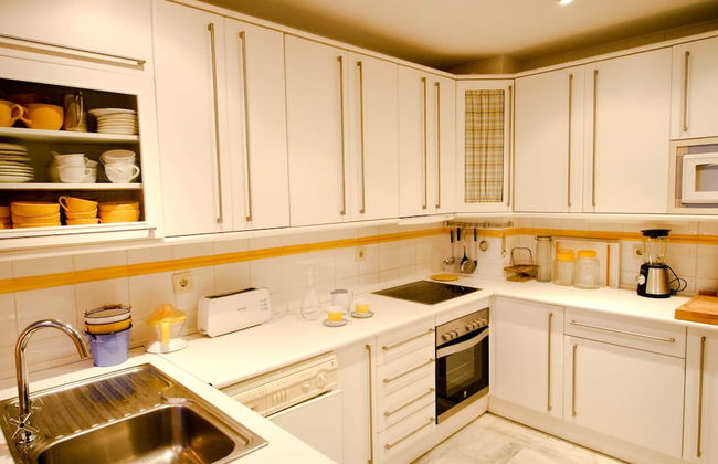 Suitur beachfront duplex with pool and sea views - Photo 17