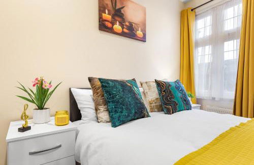 Spacious London 2-Bed Flat with a King Bed-Save on Long Stays-5 Separate Beds- Parking Available! - Foto 48