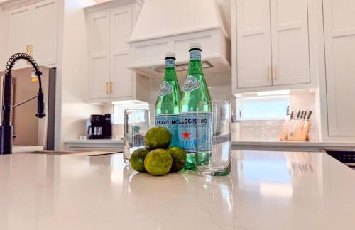 4BR Beach Haven - Deck, Gourmet Kitchen, Tiki Bar Fun - Foto 26