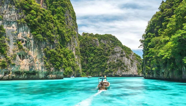 Explore the beautiful Phi Phi Islands