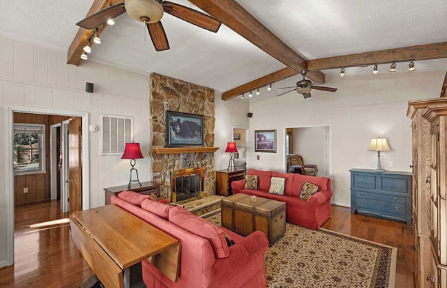 Bear Creek Lodge by Avantstay Lakefront + Dock - Photo 20