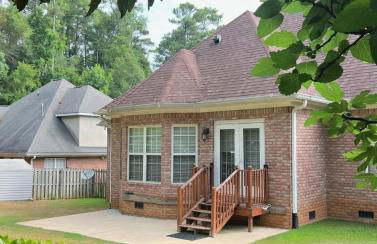 Private Fenced Yard • Sleeps 10 • Mins to Malls - Foto 1