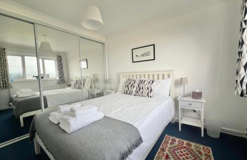 4 Bed Retreat with Balcony & Estuary views - Photo 46