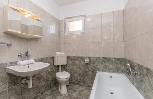 5 Bedroom Cozy Home In Biograd Na Moru - Foto 35