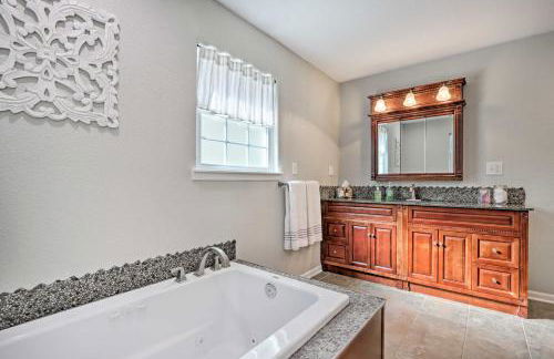 Dock and Jet Ski Slip Lakeside Sunrise Beach Home! - Foto 16