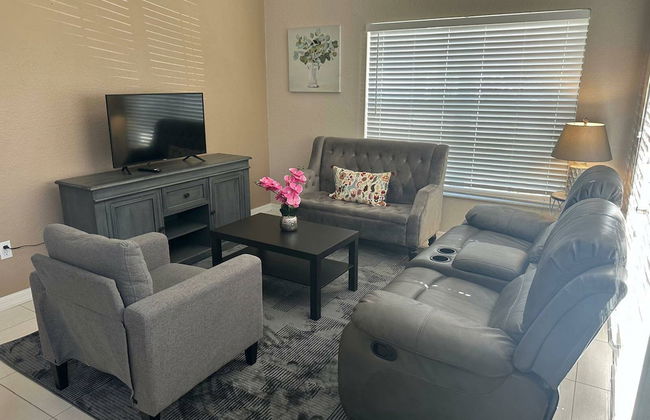 Charming Townhouse Near Disney - Photo 3