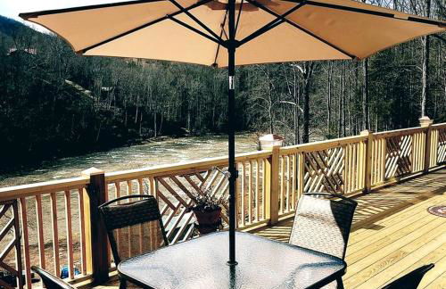 Unique Yurt Rental on Peony Farm with Riverfront View in Clyde, North Carolina - Foto 7