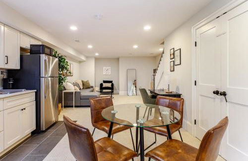 Private Garage Parking and King Bed - Walk to Metro - Foto 1