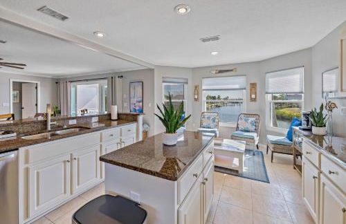 5 Bed3bath waterfront pool home with full gym, office, and heated pool! - Foto 32