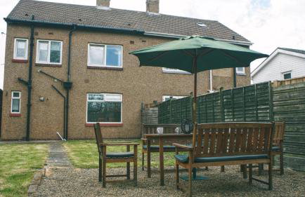 Free Parking, Ideal for long term contractor, etc stays, Fast WIFI, 3 miles 7 mins drive to Nissan, 15 mins to Sunderland Newcastle, Regular Housekeeping Options - Dwellcome Home Ltd 3 DOUBLE Bedroom House Boldon - see our site for assurance - Foto 10