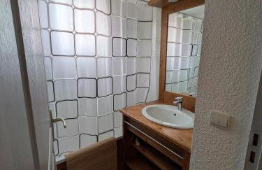 Appartement 4 pièces pour 6-8 personnes, 2 chambres, 1 cabine, 2 canapés-lit double dans le salon, au pied des pistes et piscine l'été, wifi fibre - Foto 8