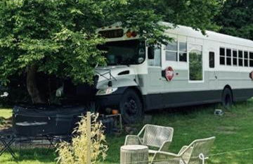 American School Bus Retreat with Hot Tub in Sussex Meadow - Foto 37