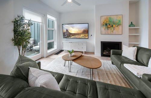 Dwntn Lux Townhome - Best Amenities- 3BD, 4BA - Photo 1