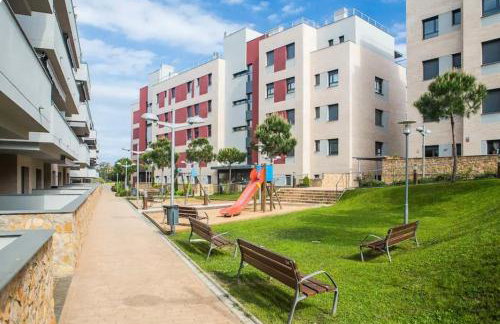 Precioso piso cerca de playa Fenals con 2 piscinas y terraza - Photo 17
