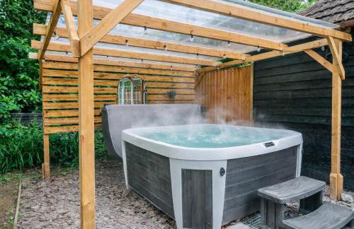 New Forest Cottage with Hot Tub, Fireplace and Private Garden - Foto 1