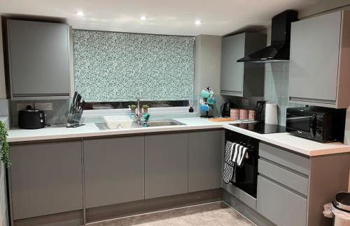 3 Bedroom home, with 4 beds, parking, walk to station & town centre families and business visitors welcome - Foto 8