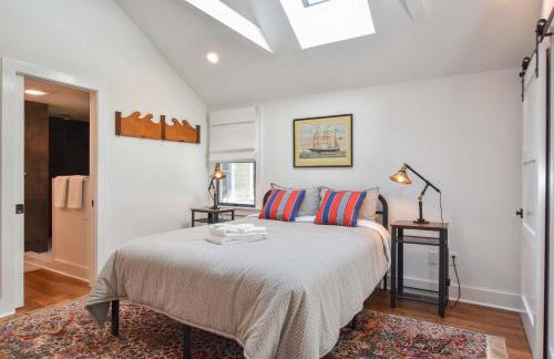 Gorgeous Renovation Walk to Water - Photo 16