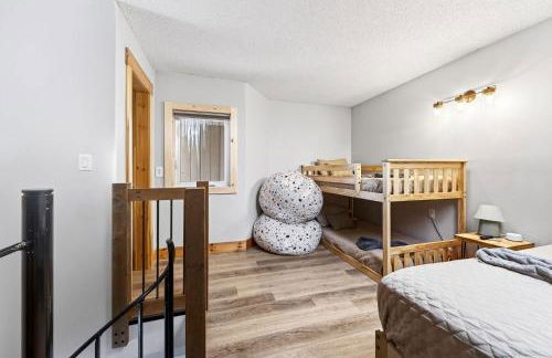 Renovated Ski In Out Condo King Bed Patio Grill - Foto 21