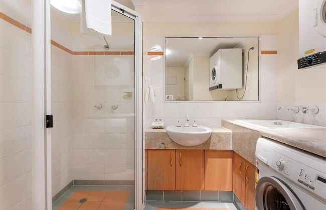 Mid City Luxury Suites - Photo 21