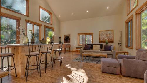 West Pine Cabin on the West Shore by Tahoe Getaways - 2 BR w 2 Bonus Rooms, Hot Tub, Pool Table & Pet Friendly - Foto 2